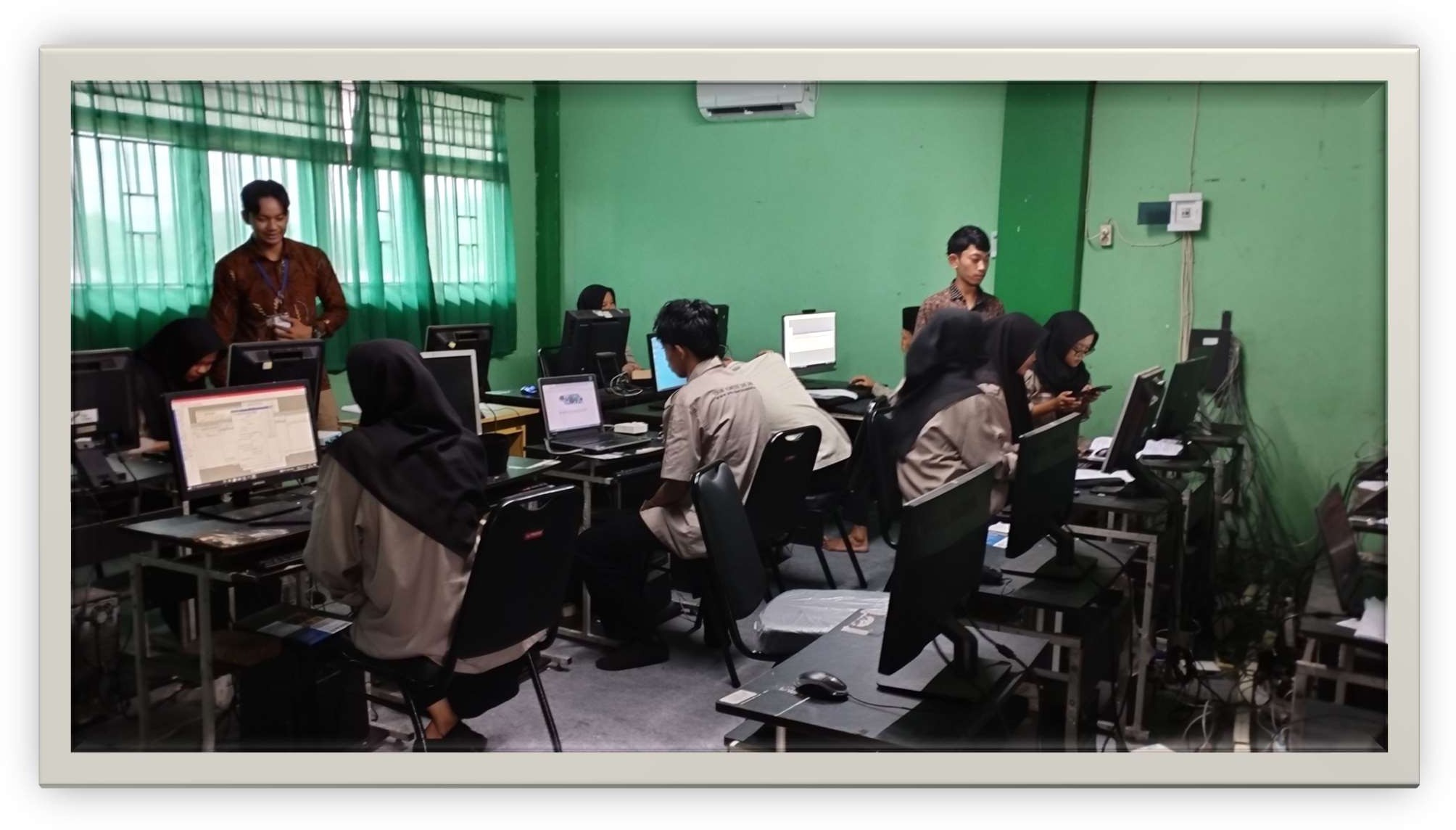 Suasana Belajar Nyata di Laboratorium Komputer SMK TKJ Pasar Kemis